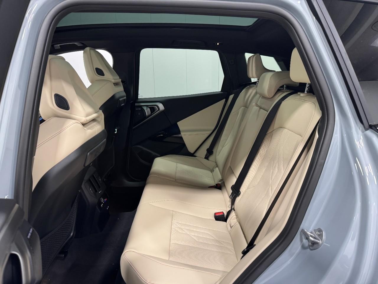 BMW X3 Vehicle Full-screen Gallery Image 8