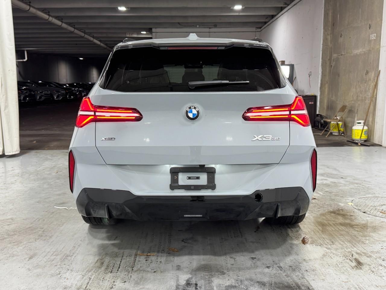 BMW X3 Vehicle Full-screen Gallery Image 9