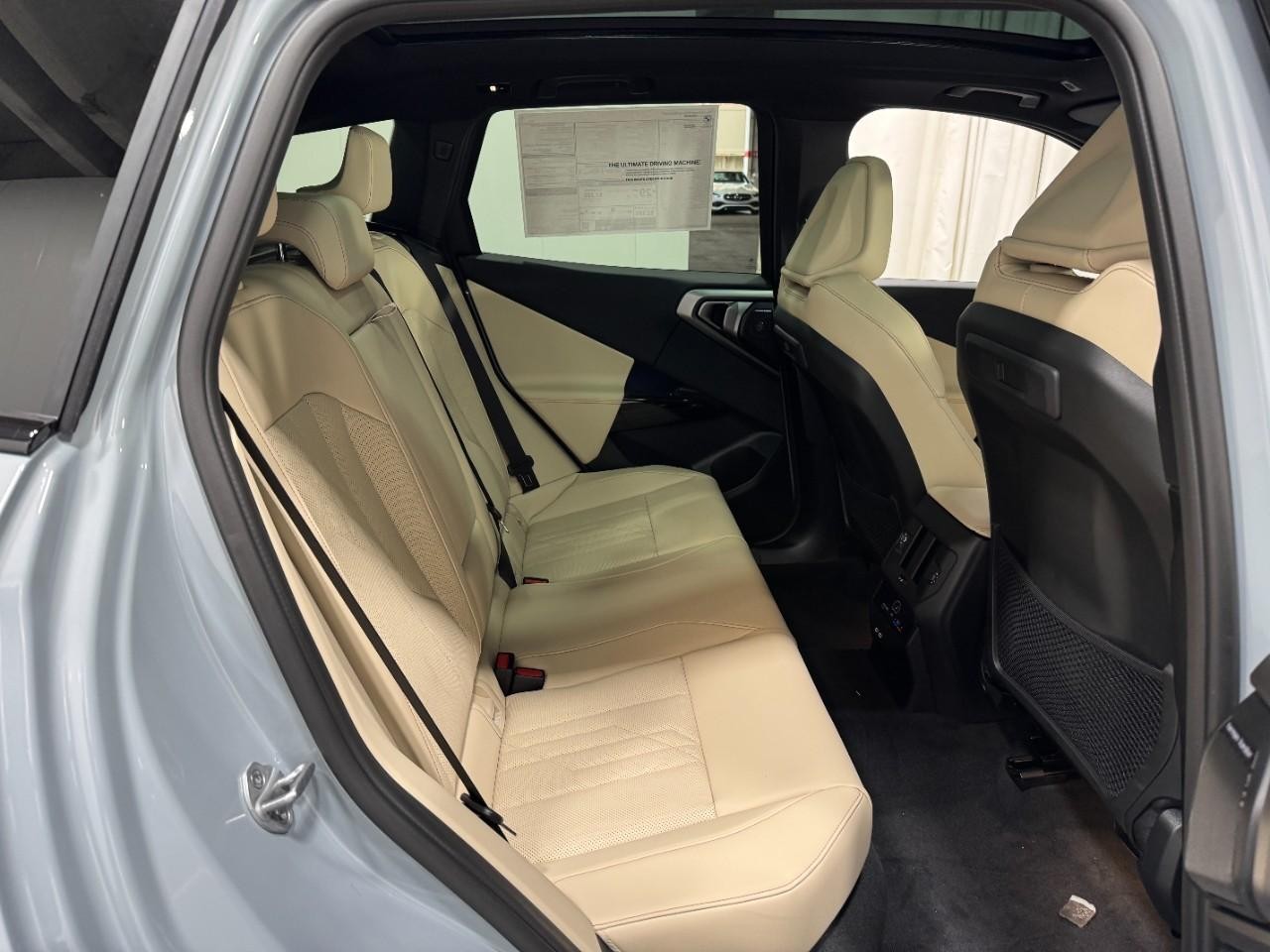 BMW X3 Vehicle Full-screen Gallery Image 10