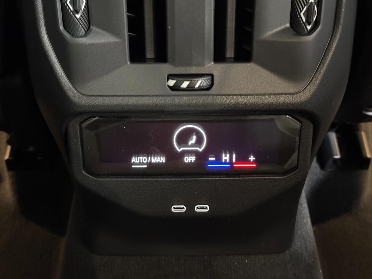 BMW X3 Vehicle Full-screen Gallery Image 11