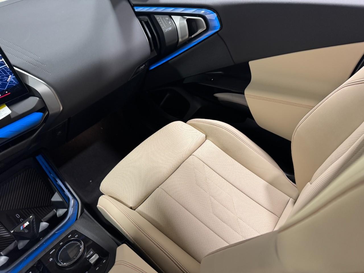 BMW X3 Vehicle Full-screen Gallery Image 17