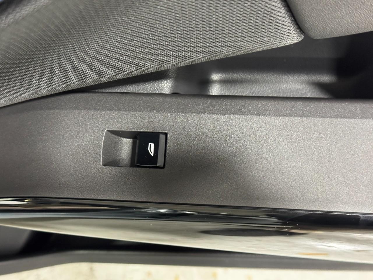 BMW X3 Vehicle Full-screen Gallery Image 22