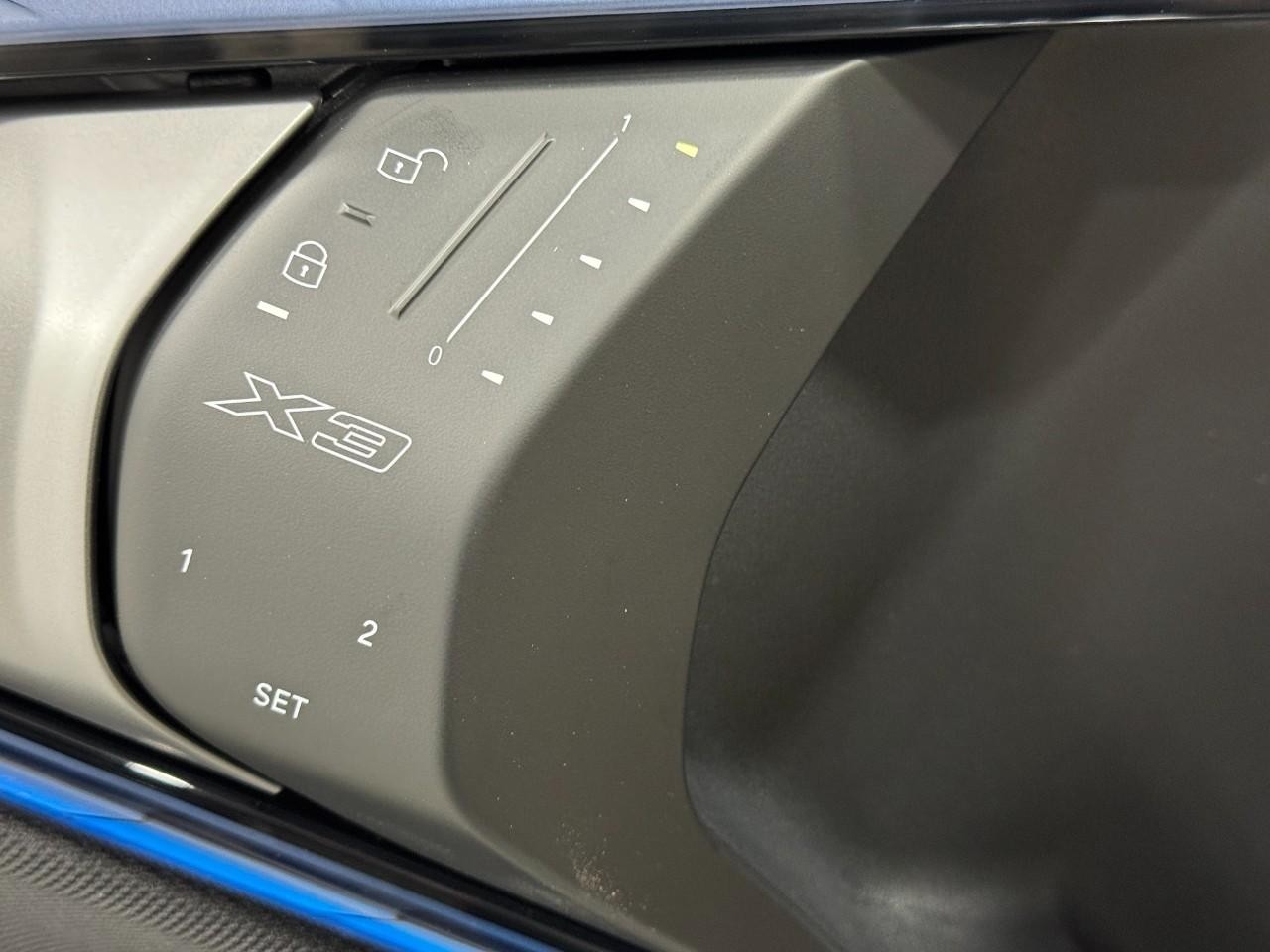 BMW X3 Vehicle Full-screen Gallery Image 24