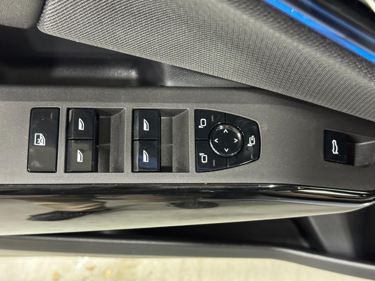 BMW X3 Vehicle Full-screen Gallery Image 25