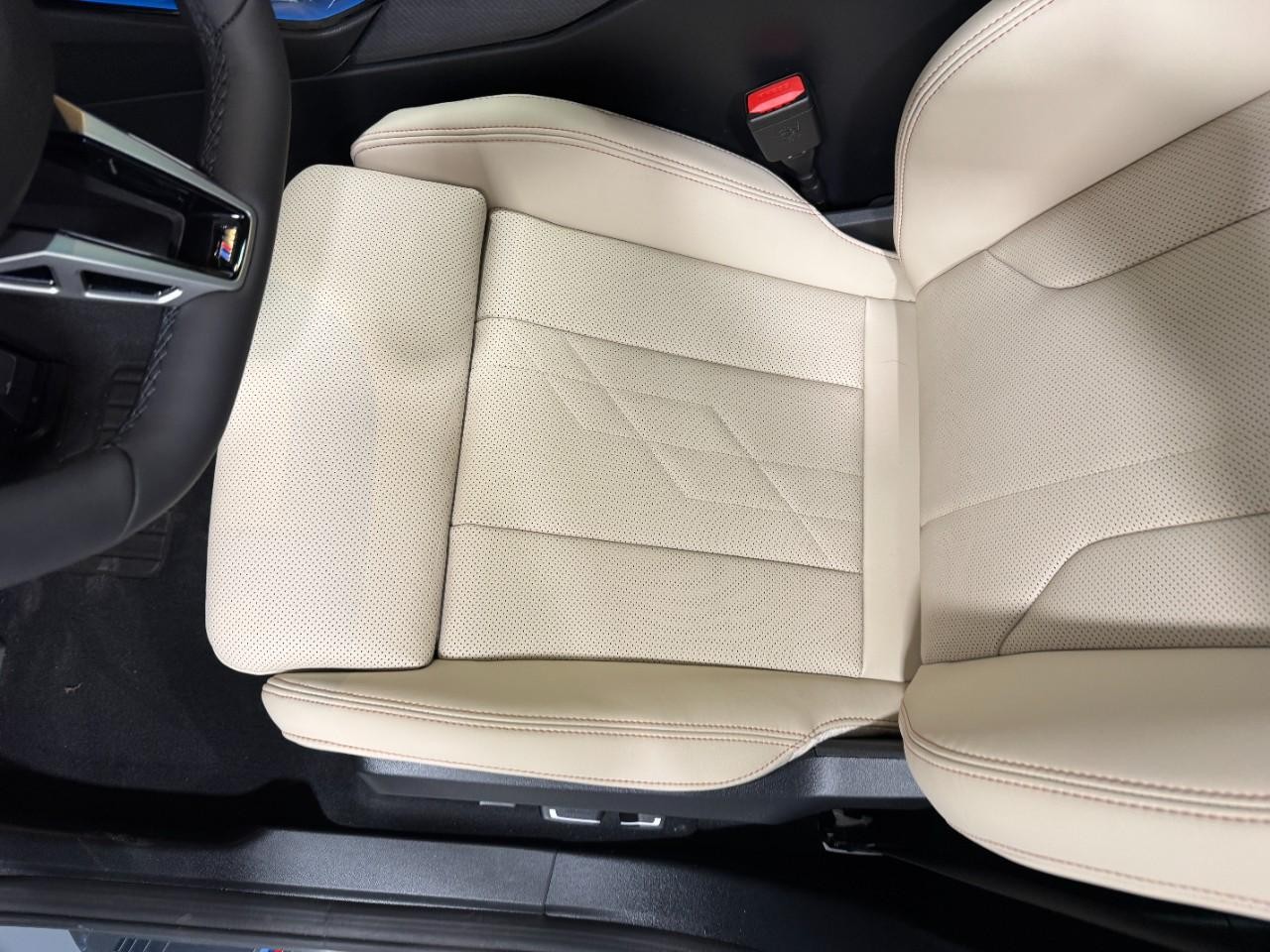 BMW X3 Vehicle Full-screen Gallery Image 27