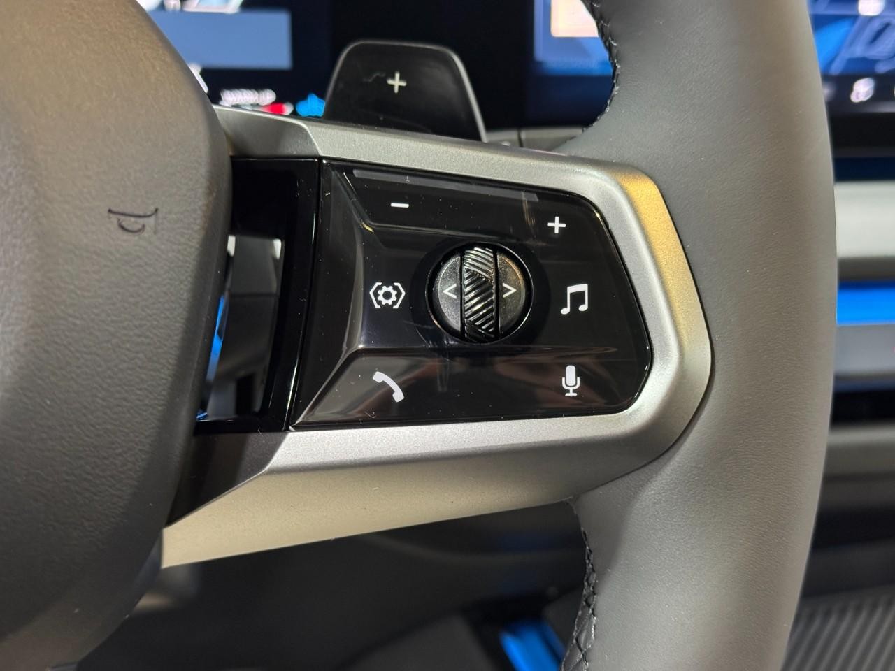 BMW X3 Vehicle Full-screen Gallery Image 30