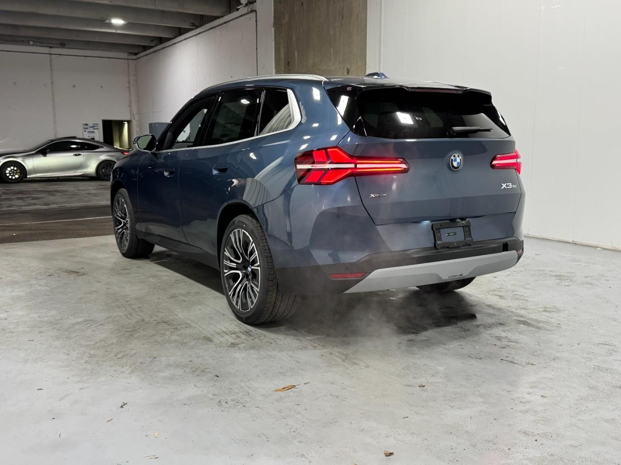 BMW X3 Vehicle Full-screen Gallery Image 3