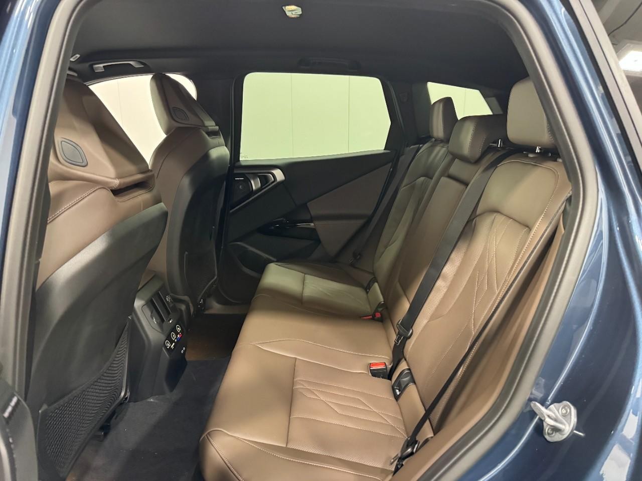 BMW X3 Vehicle Full-screen Gallery Image 8