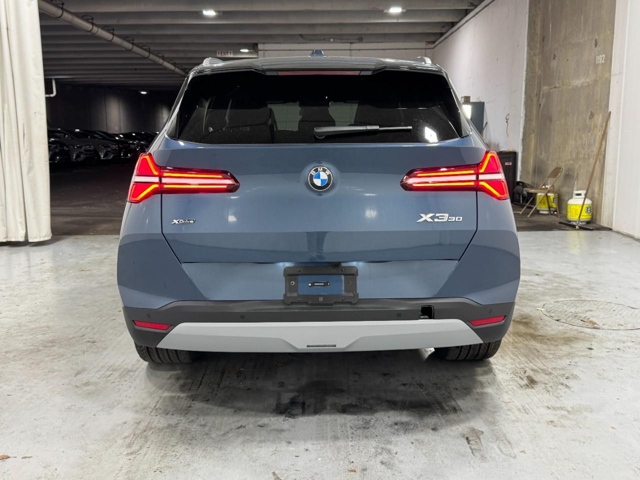BMW X3 Vehicle Full-screen Gallery Image 9