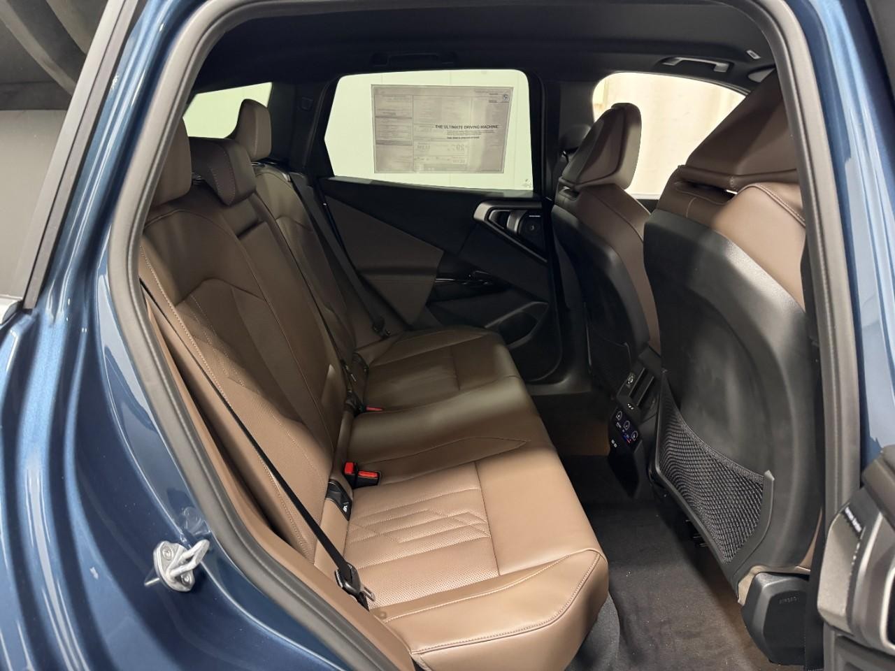 BMW X3 Vehicle Full-screen Gallery Image 10