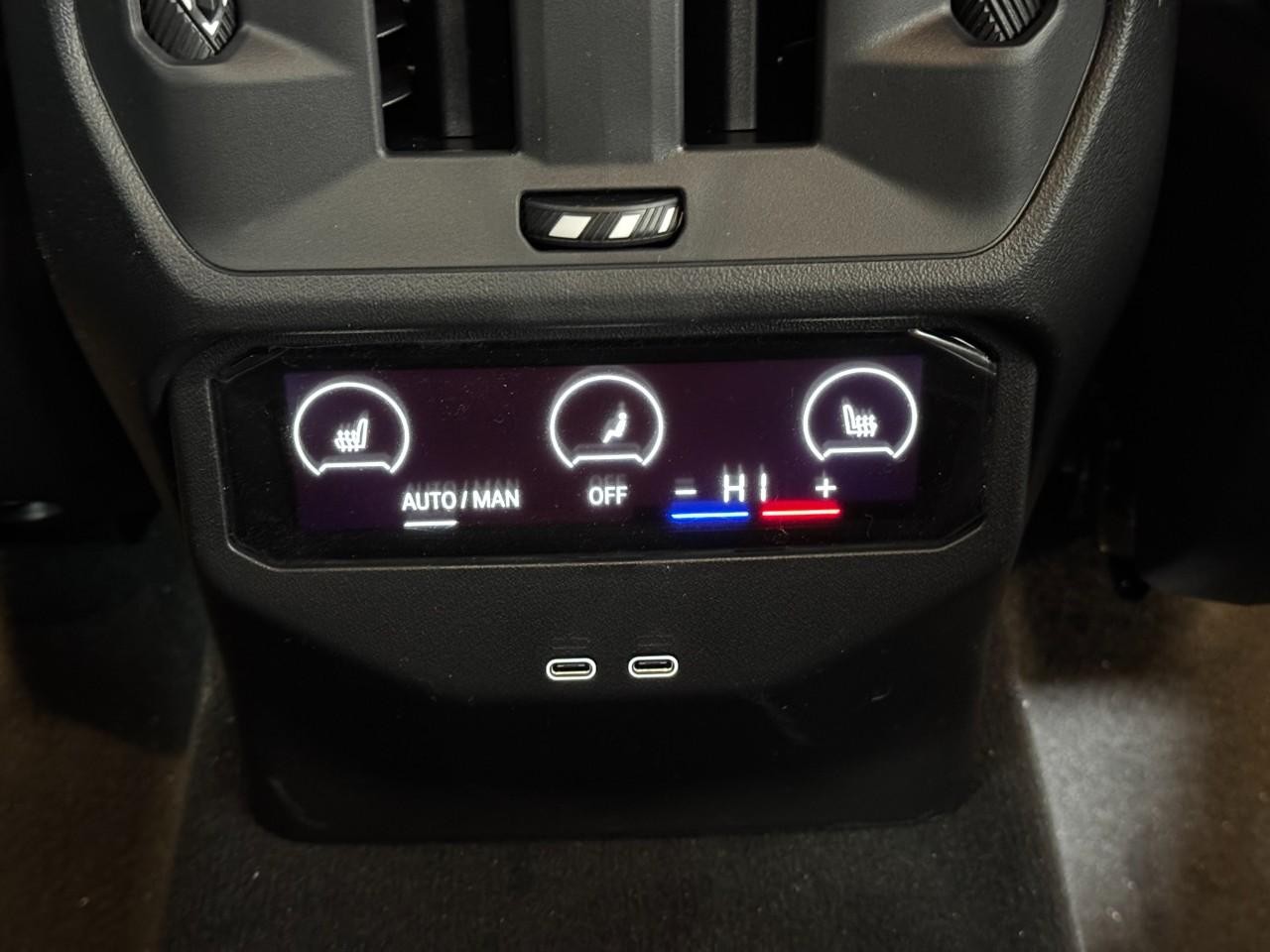 BMW X3 Vehicle Full-screen Gallery Image 11