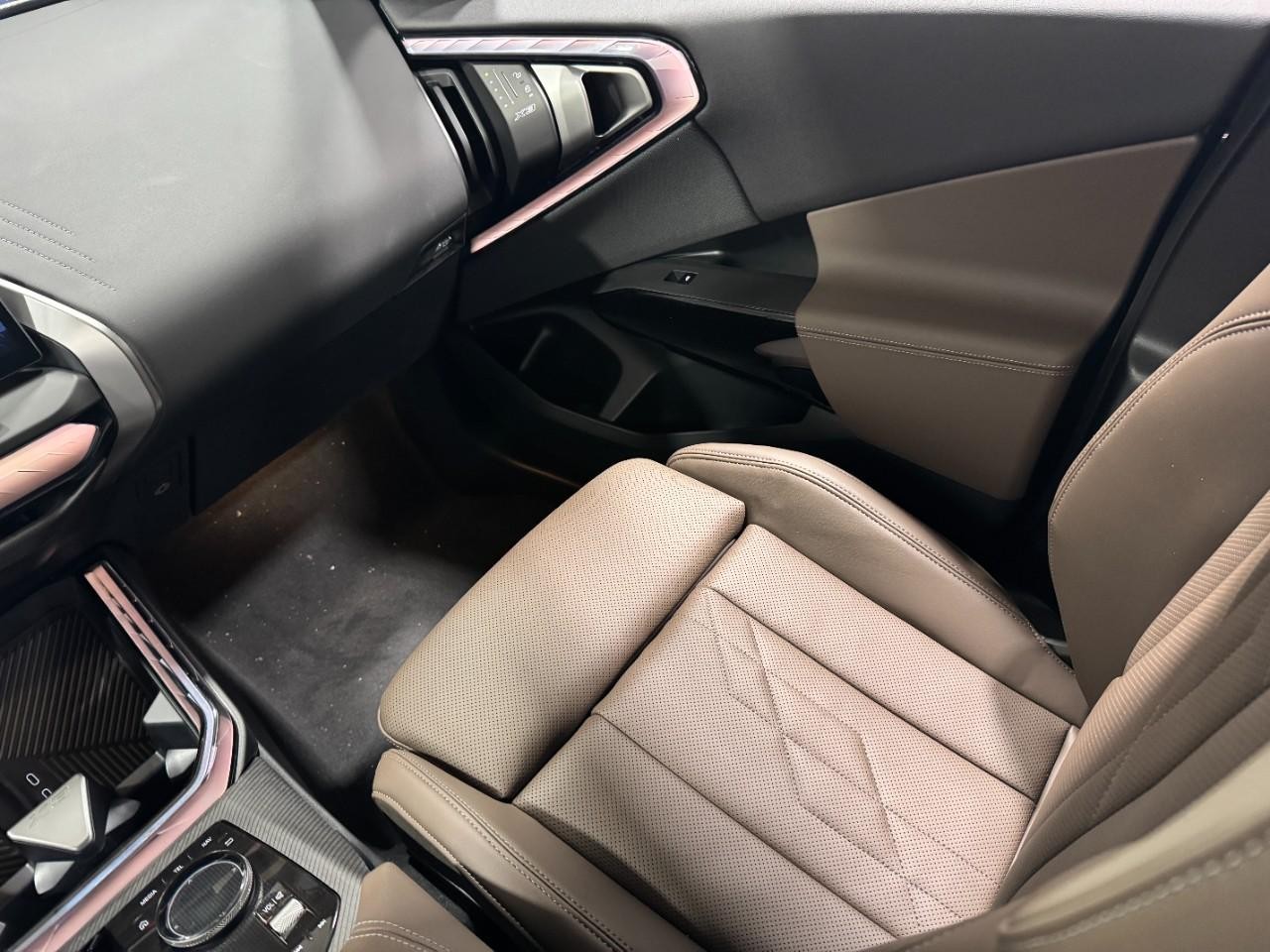 BMW X3 Vehicle Full-screen Gallery Image 16