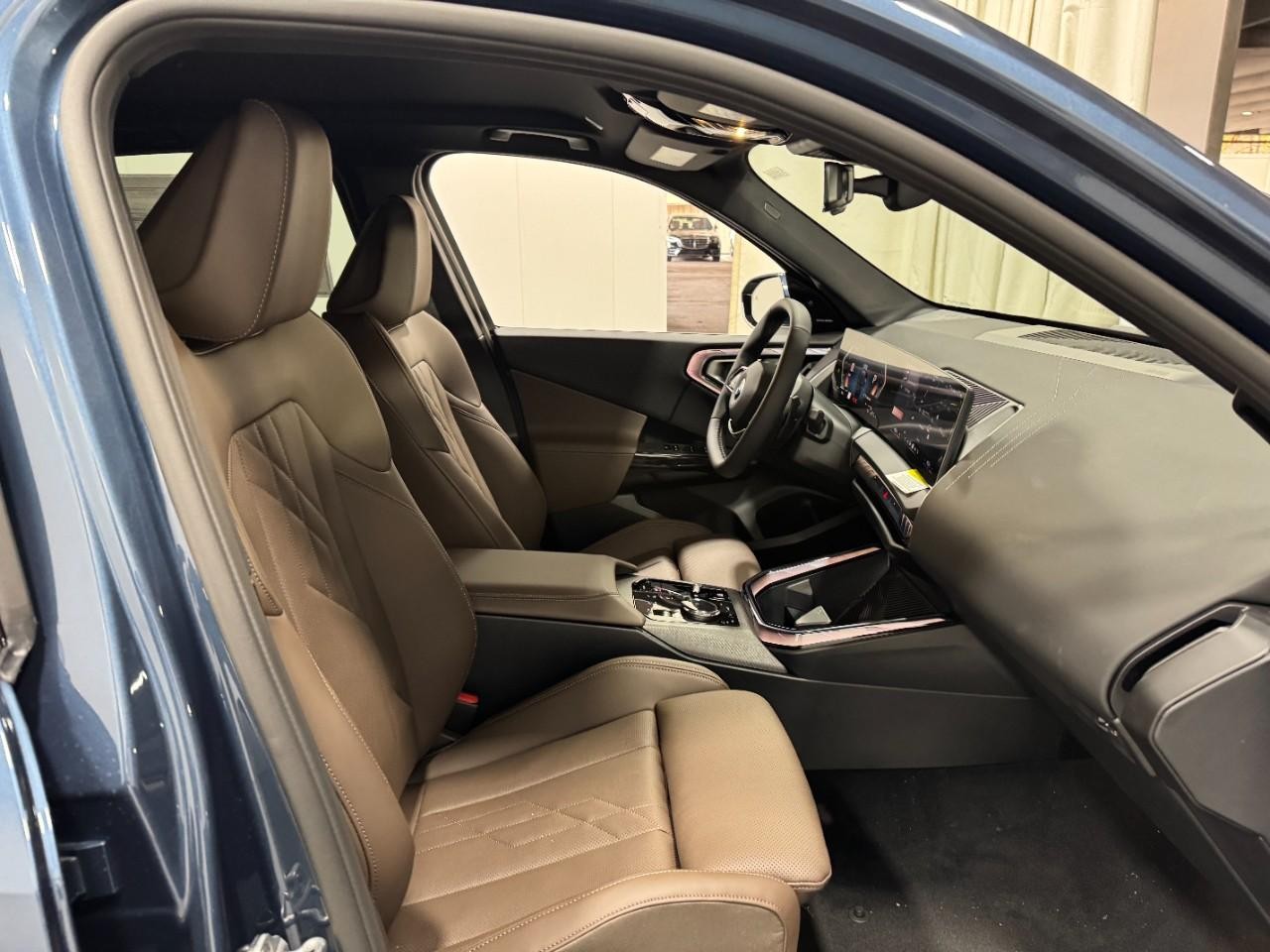 BMW X3 Vehicle Full-screen Gallery Image 17