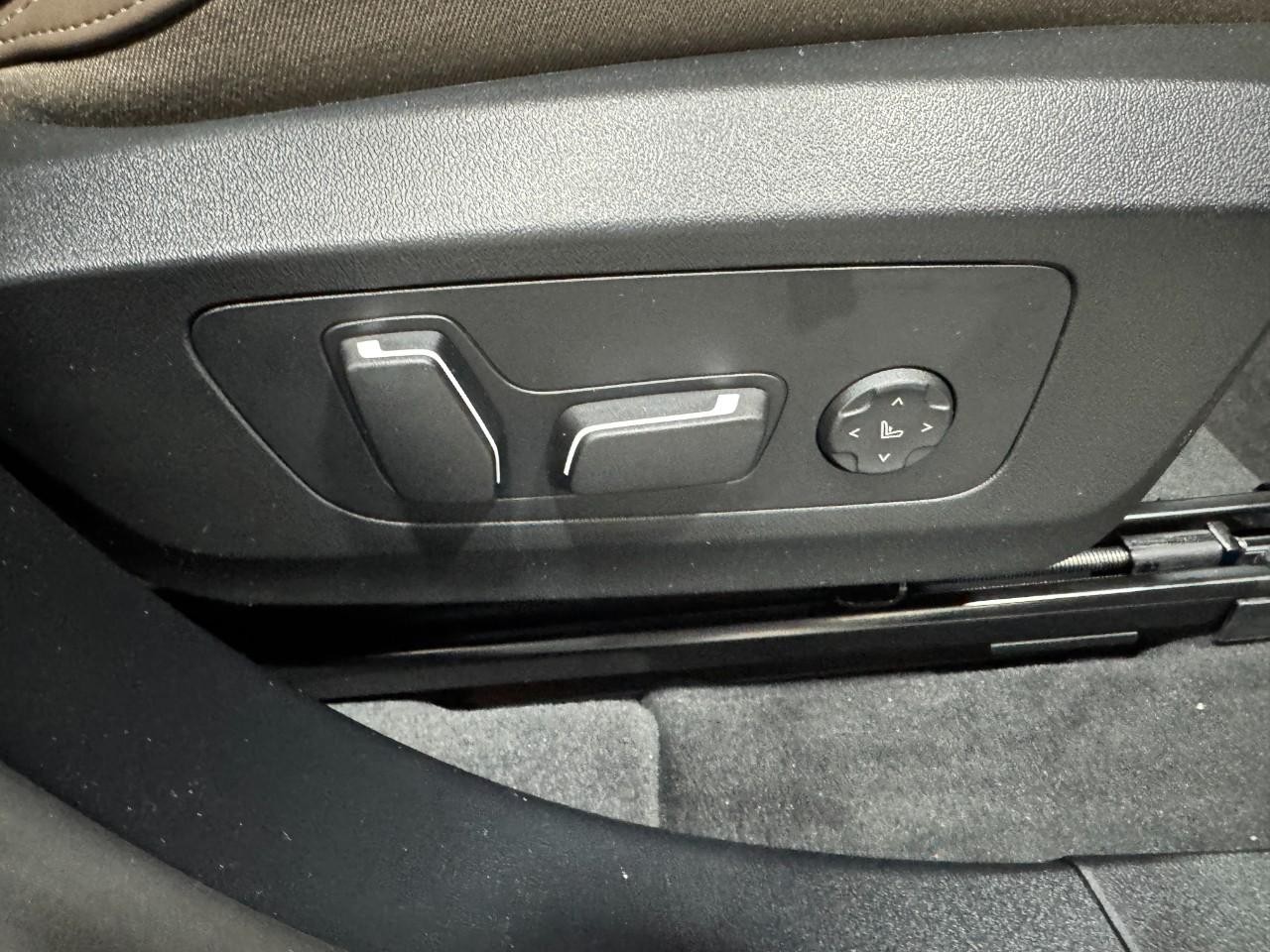 BMW X3 Vehicle Full-screen Gallery Image 19