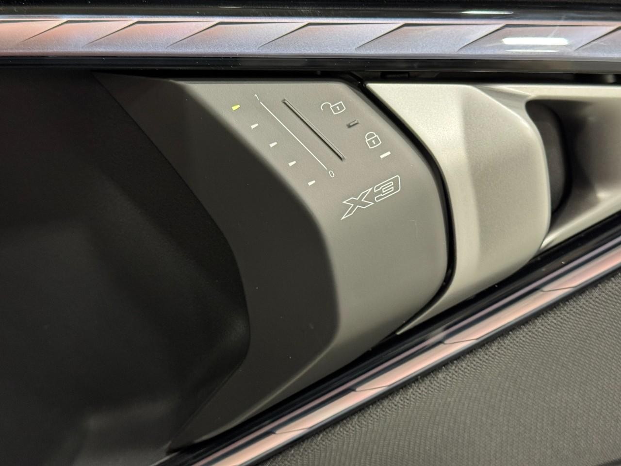 BMW X3 Vehicle Full-screen Gallery Image 20