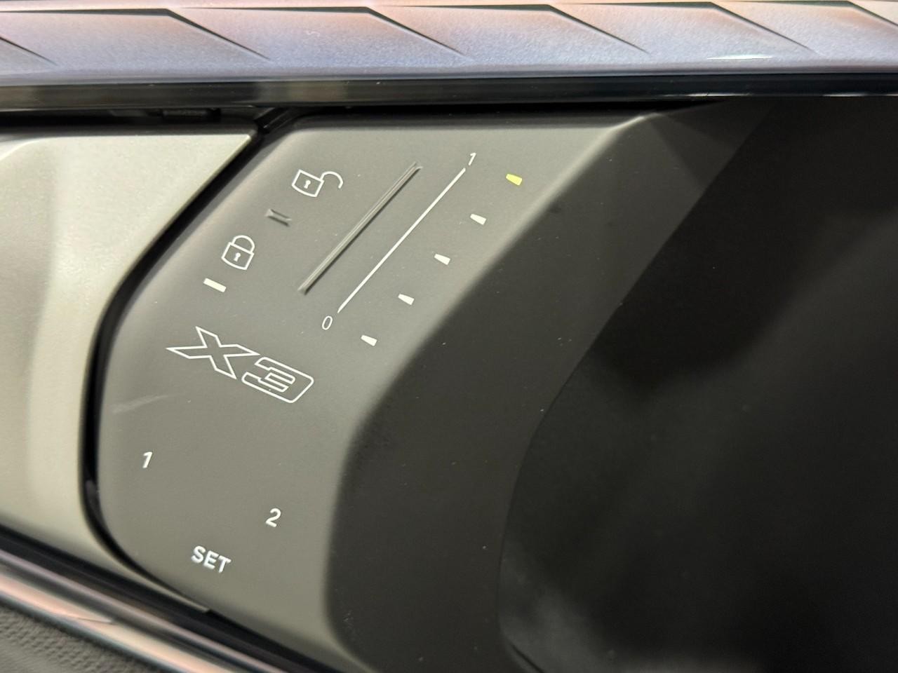 BMW X3 Vehicle Full-screen Gallery Image 23