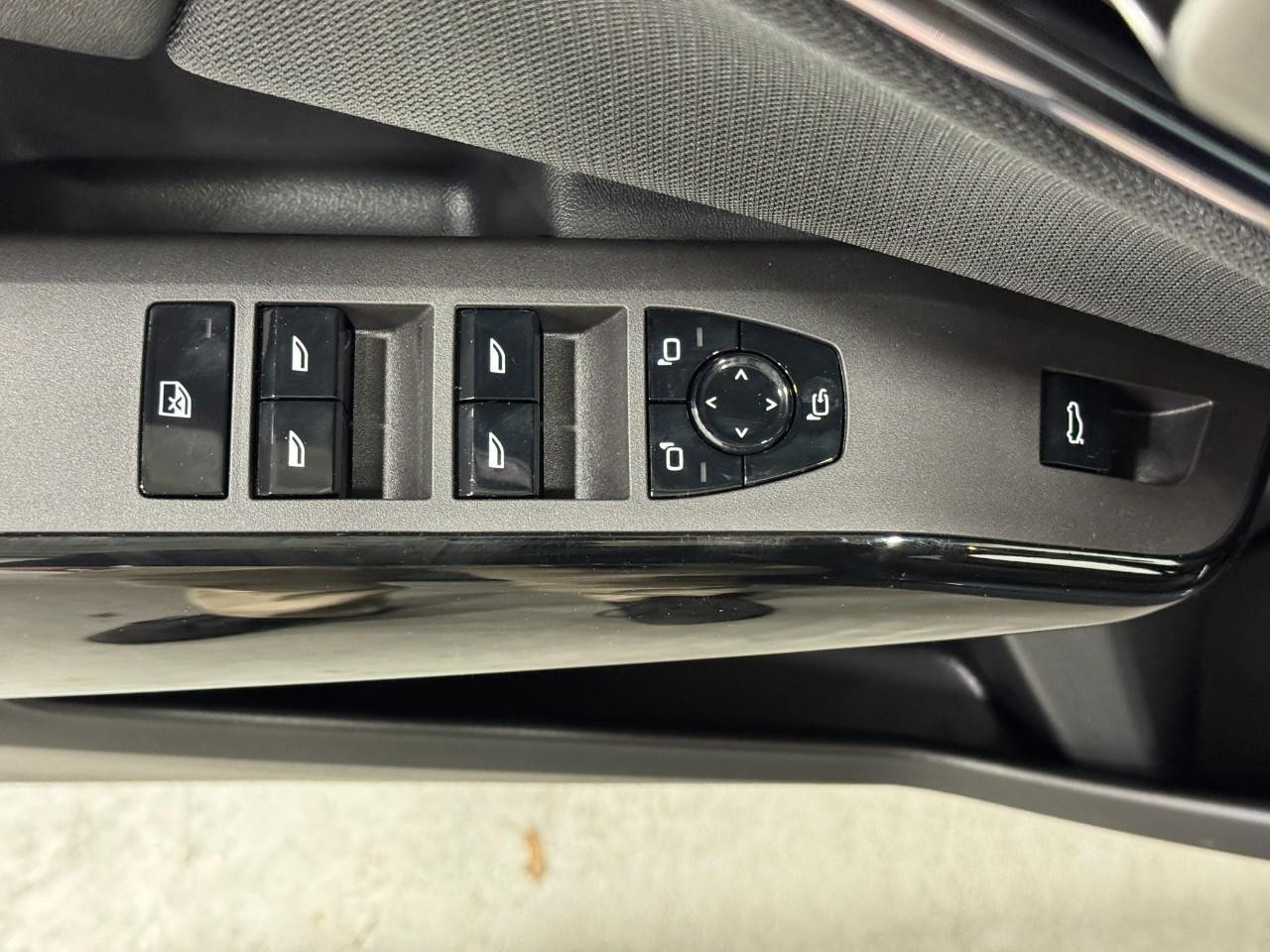 BMW X3 Vehicle Full-screen Gallery Image 24