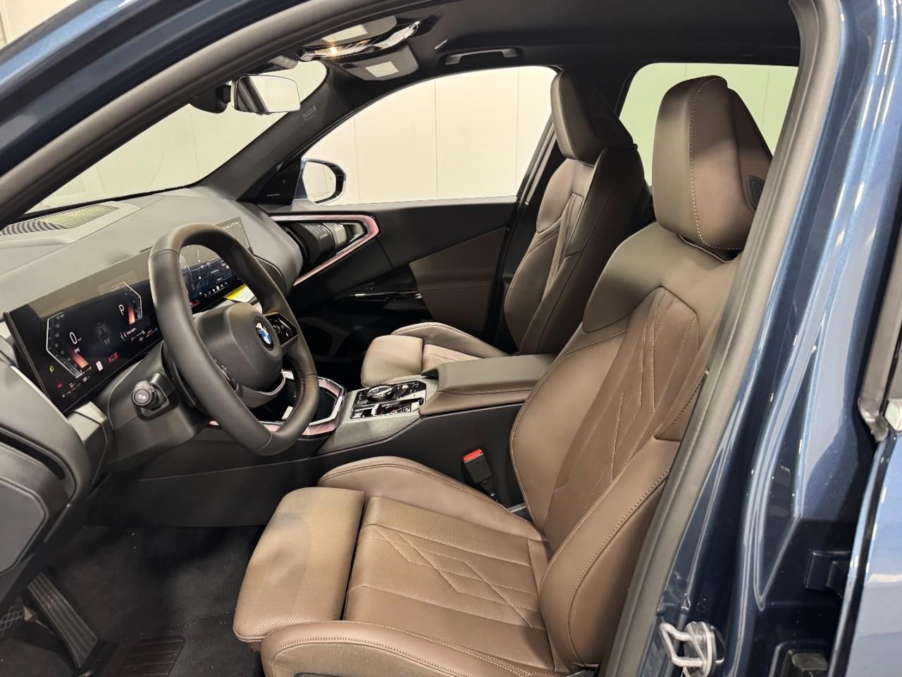 BMW X3 Vehicle Full-screen Gallery Image 25