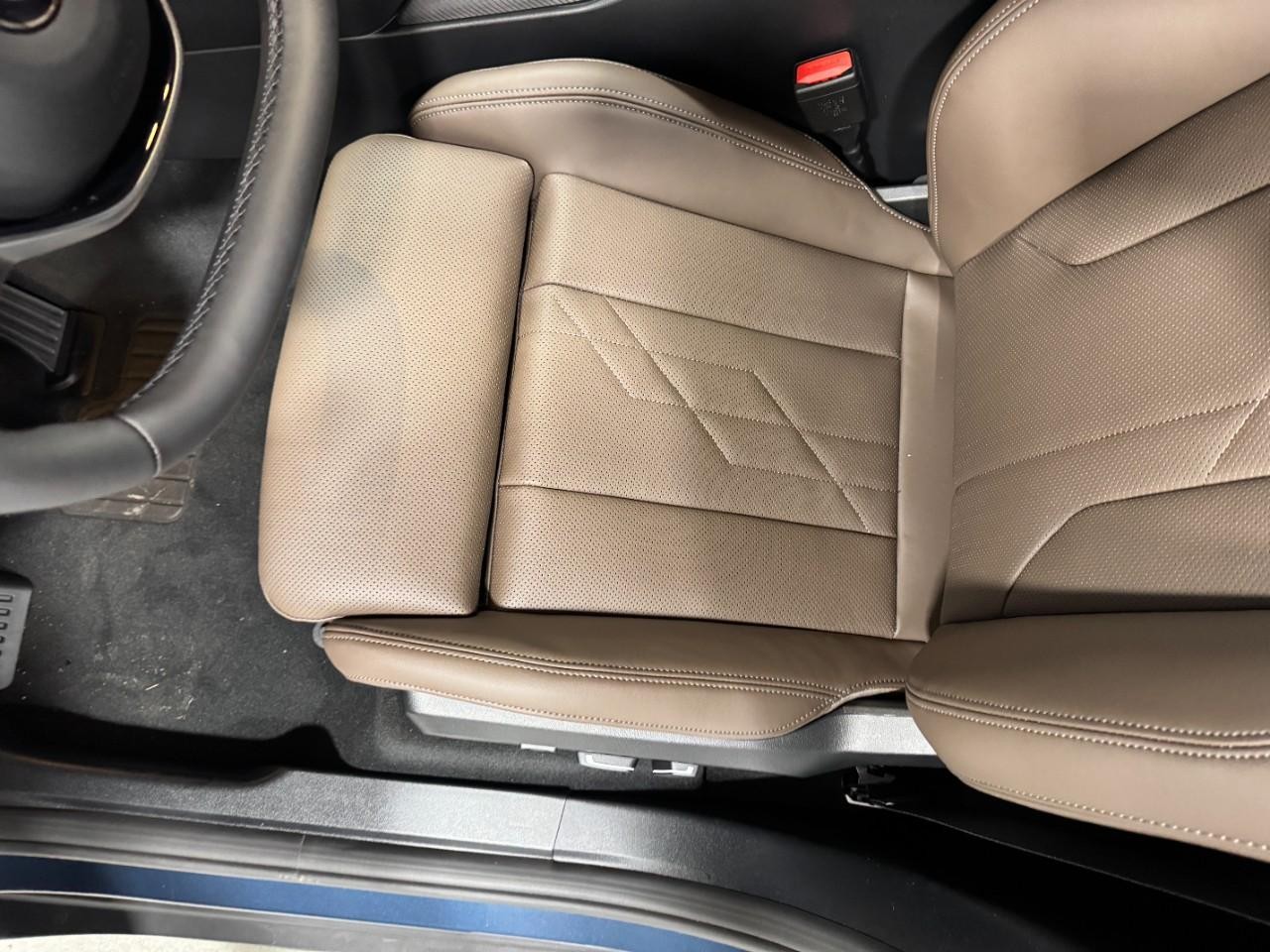 BMW X3 Vehicle Full-screen Gallery Image 26