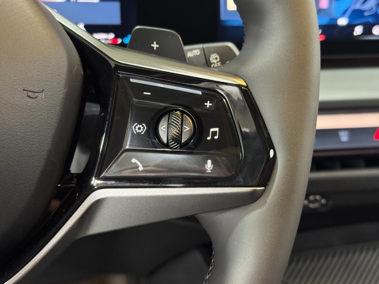 BMW X3 Vehicle Full-screen Gallery Image 29