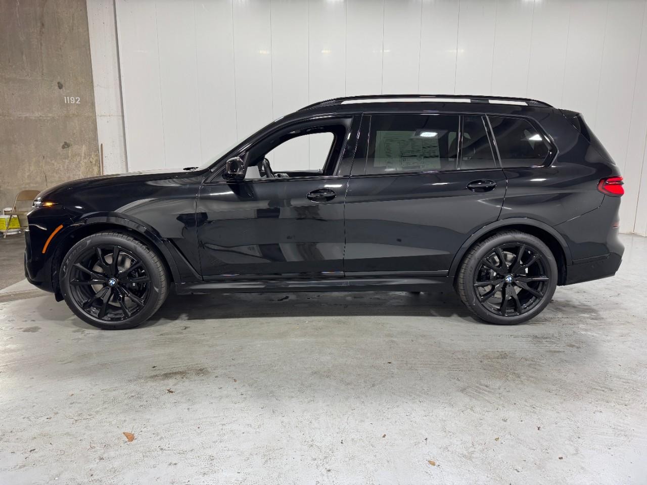 BMW X7 Vehicle Full-screen Gallery Image 2