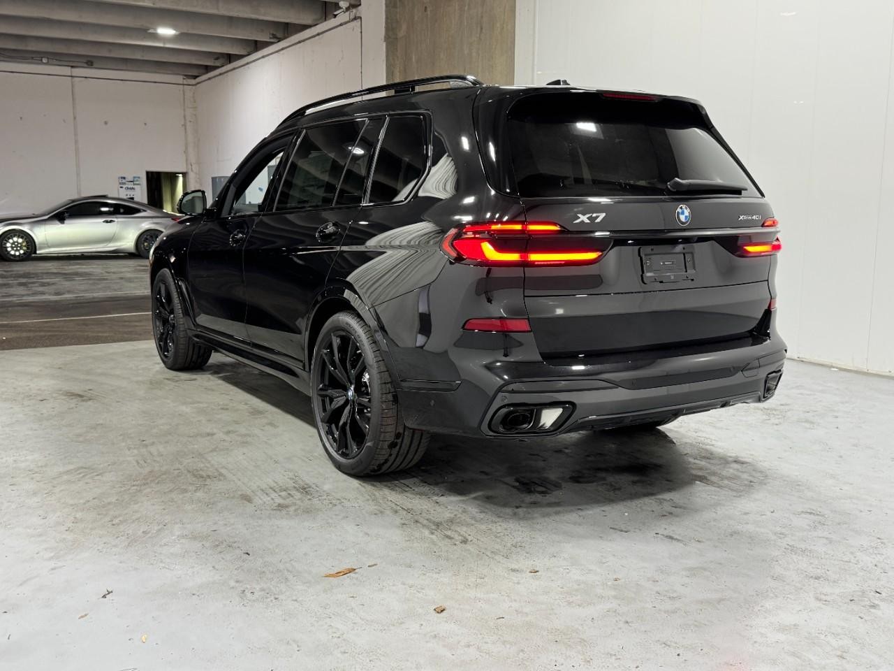 BMW X7 Vehicle Full-screen Gallery Image 3