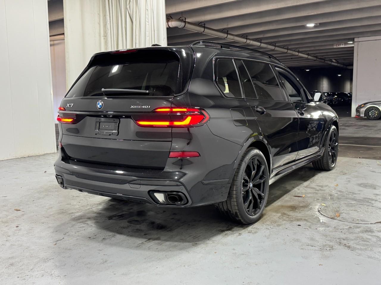 BMW X7 Vehicle Full-screen Gallery Image 4