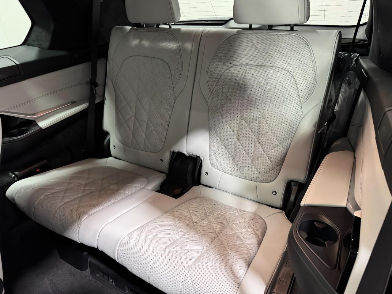 BMW X7 Vehicle Full-screen Gallery Image 8