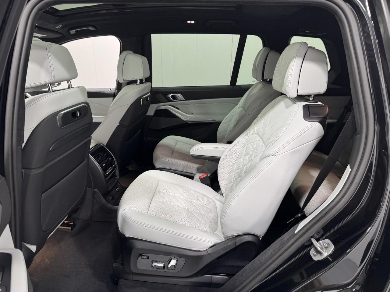 BMW X7 Vehicle Full-screen Gallery Image 9