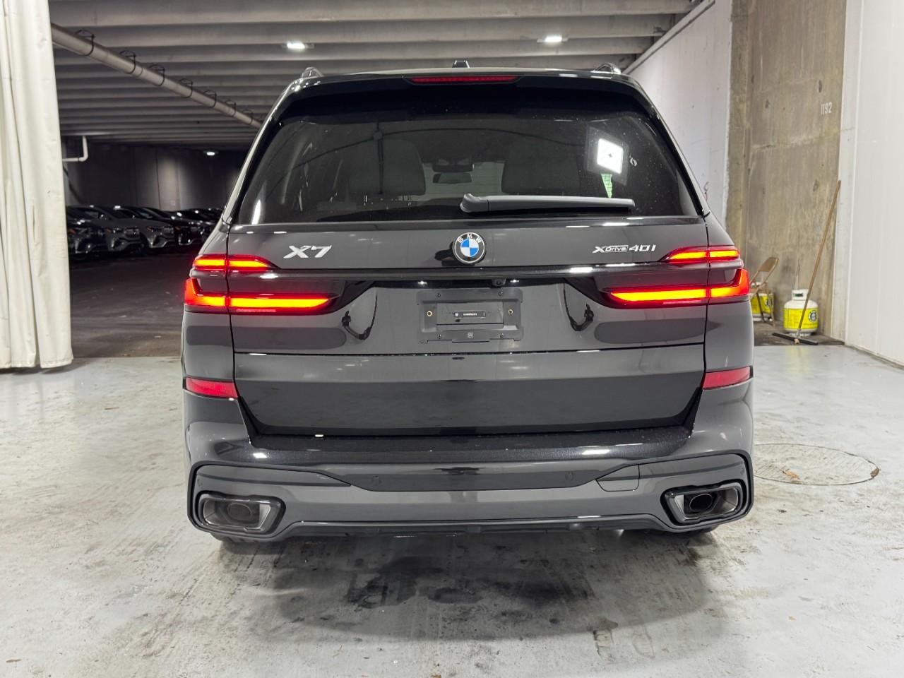 BMW X7 Vehicle Full-screen Gallery Image 10