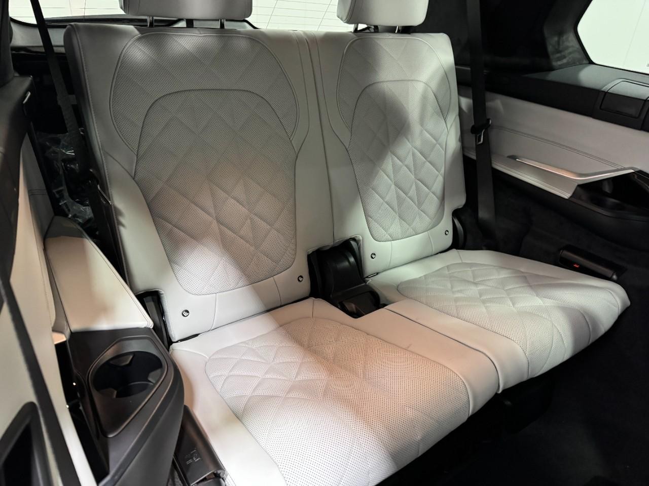 BMW X7 Vehicle Full-screen Gallery Image 11