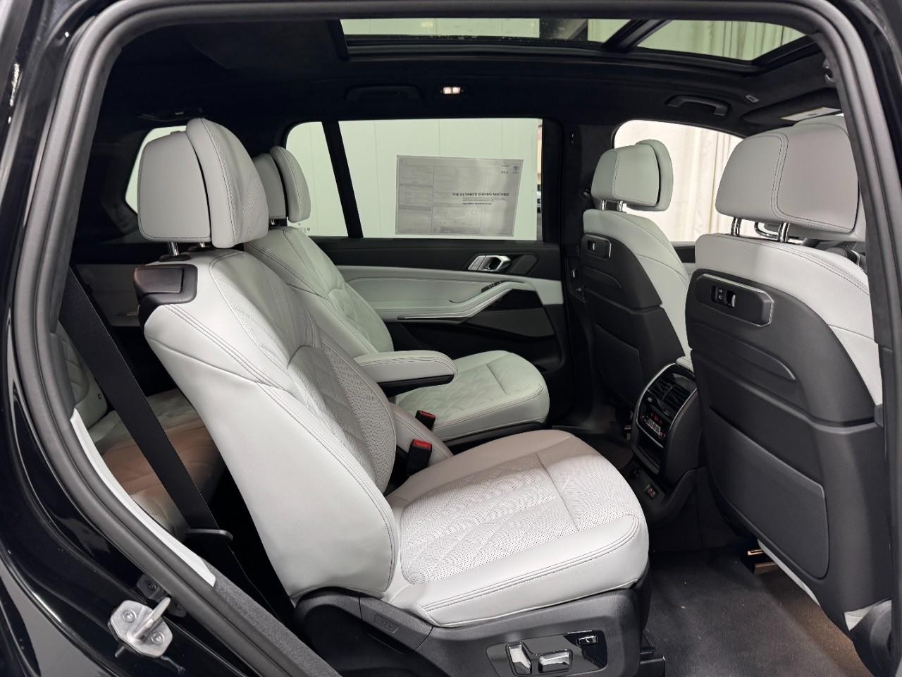 BMW X7 Vehicle Full-screen Gallery Image 12