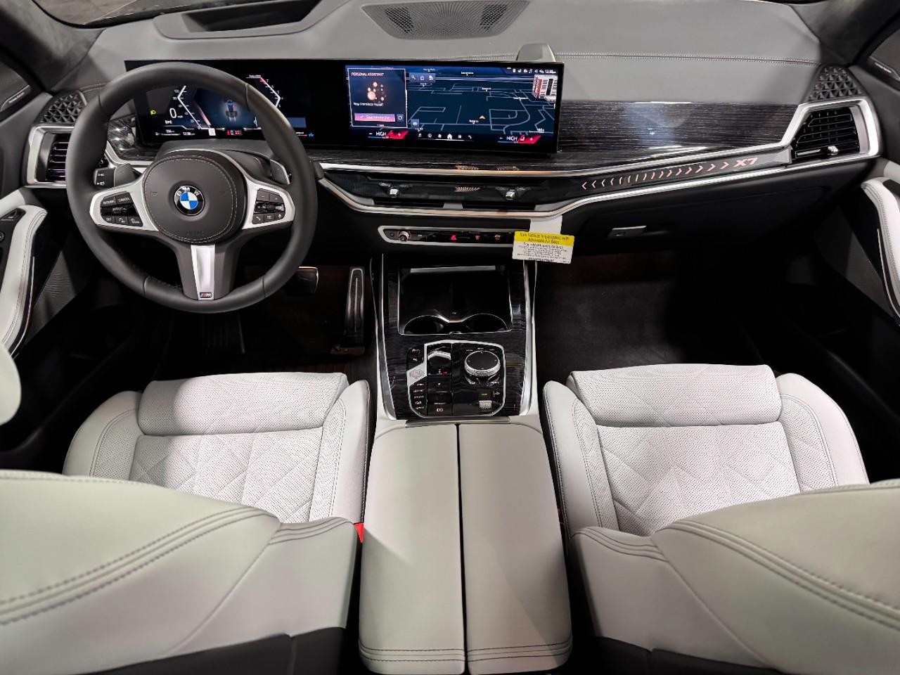 BMW X7 Vehicle Full-screen Gallery Image 15