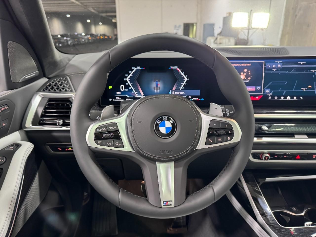 BMW X7 Vehicle Full-screen Gallery Image 16