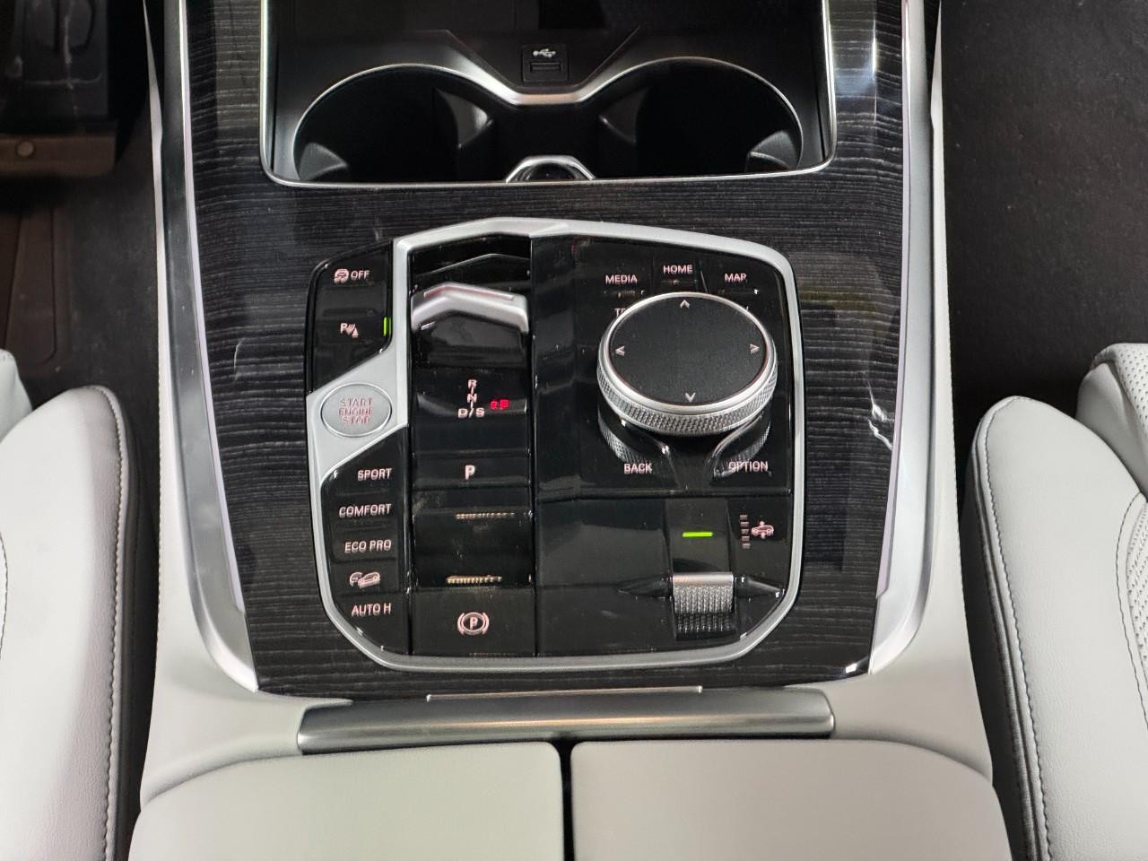 BMW X7 Vehicle Full-screen Gallery Image 18