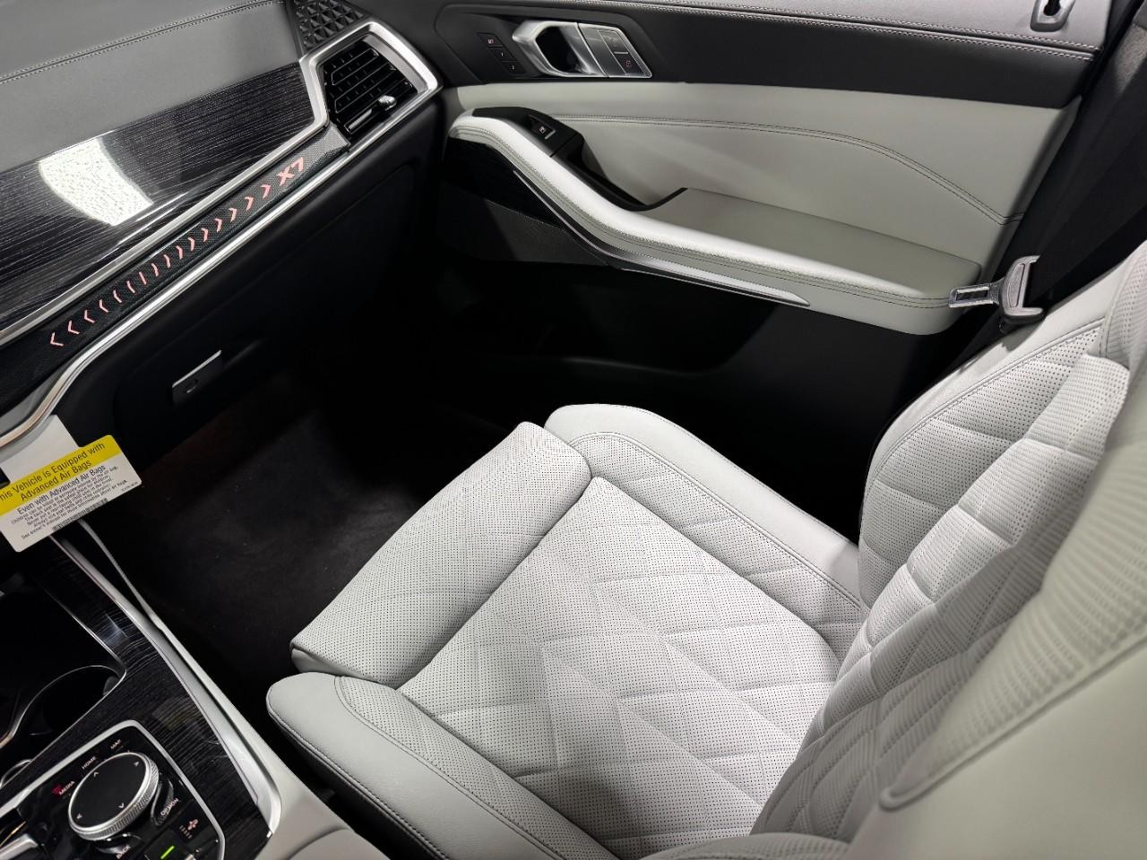 BMW X7 Vehicle Full-screen Gallery Image 19