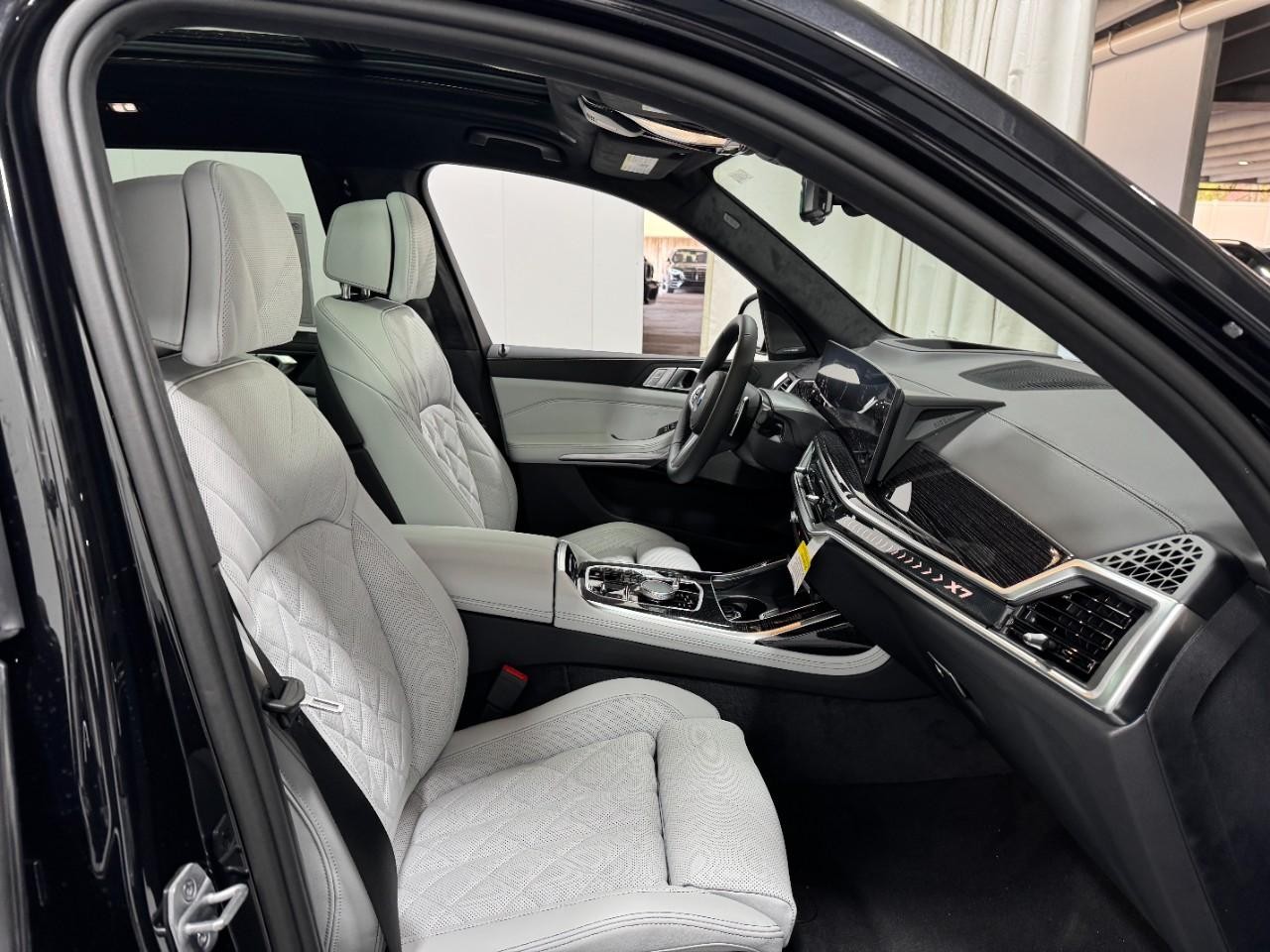 BMW X7 Vehicle Full-screen Gallery Image 20