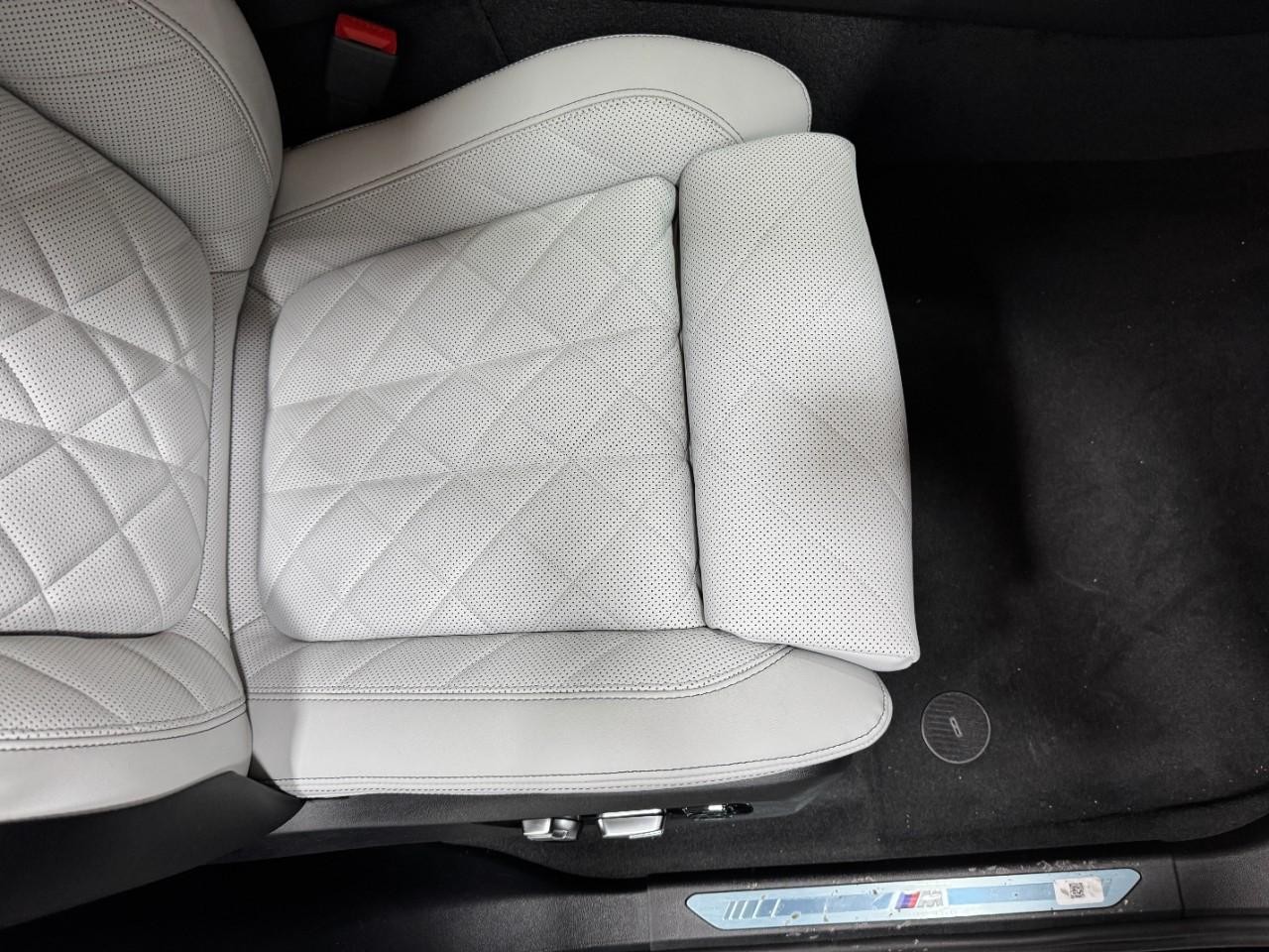 BMW X7 Vehicle Full-screen Gallery Image 21