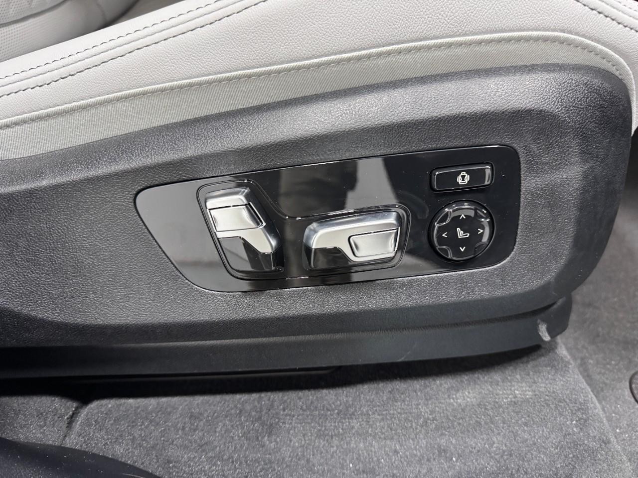 BMW X7 Vehicle Full-screen Gallery Image 22