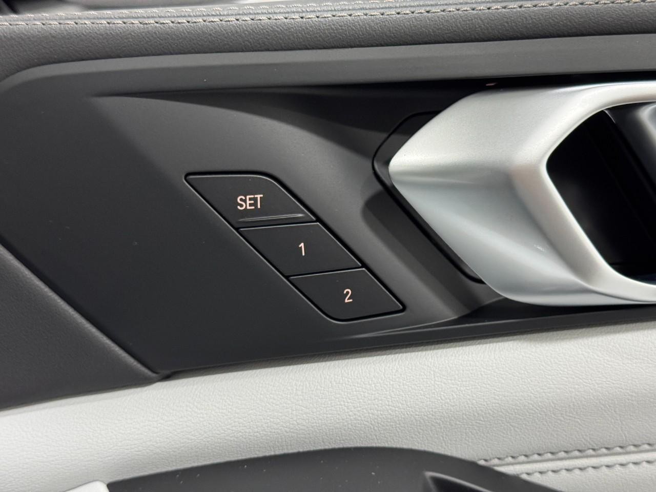 BMW X7 Vehicle Full-screen Gallery Image 23