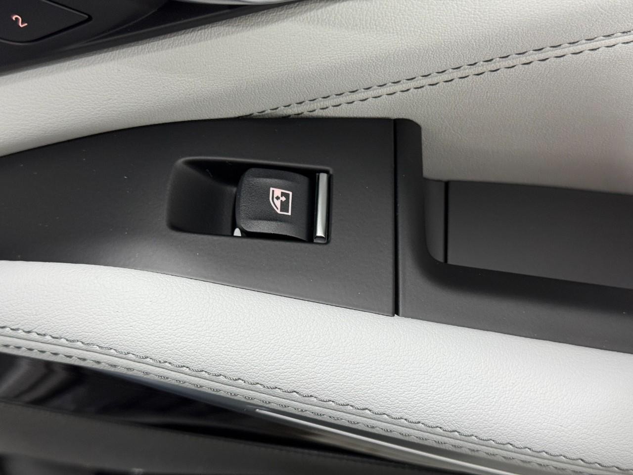 BMW X7 Vehicle Full-screen Gallery Image 25