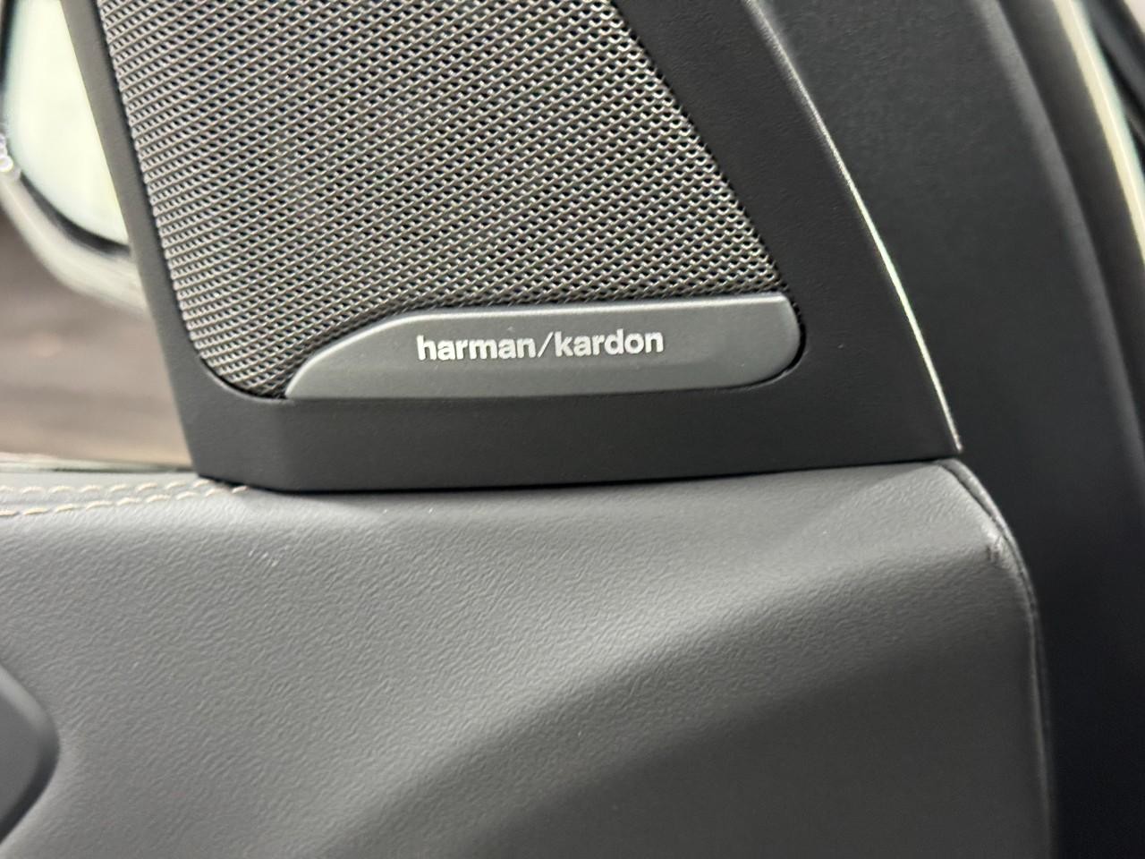 BMW X7 Vehicle Full-screen Gallery Image 26