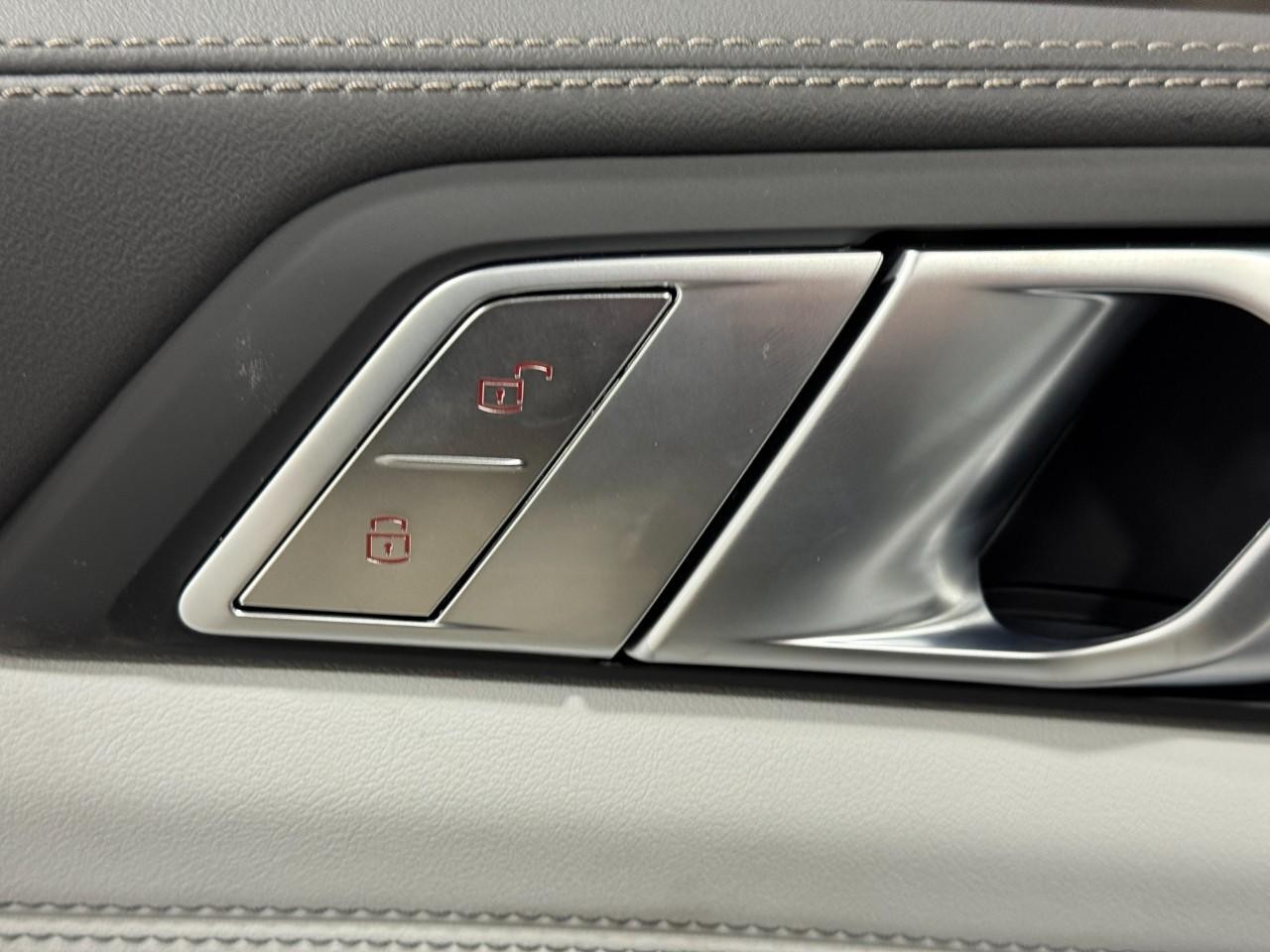 BMW X7 Vehicle Full-screen Gallery Image 28