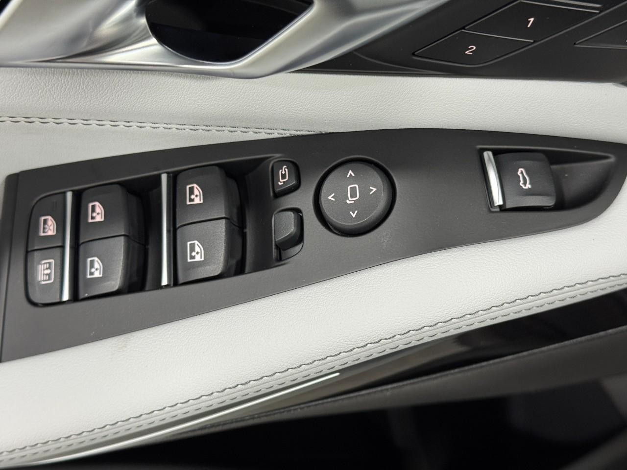 BMW X7 Vehicle Full-screen Gallery Image 29