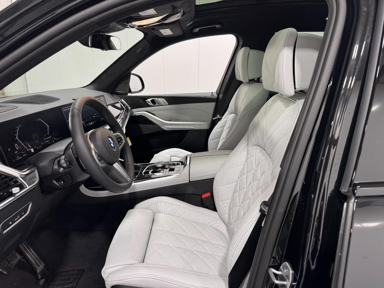 BMW X7 Vehicle Full-screen Gallery Image 30