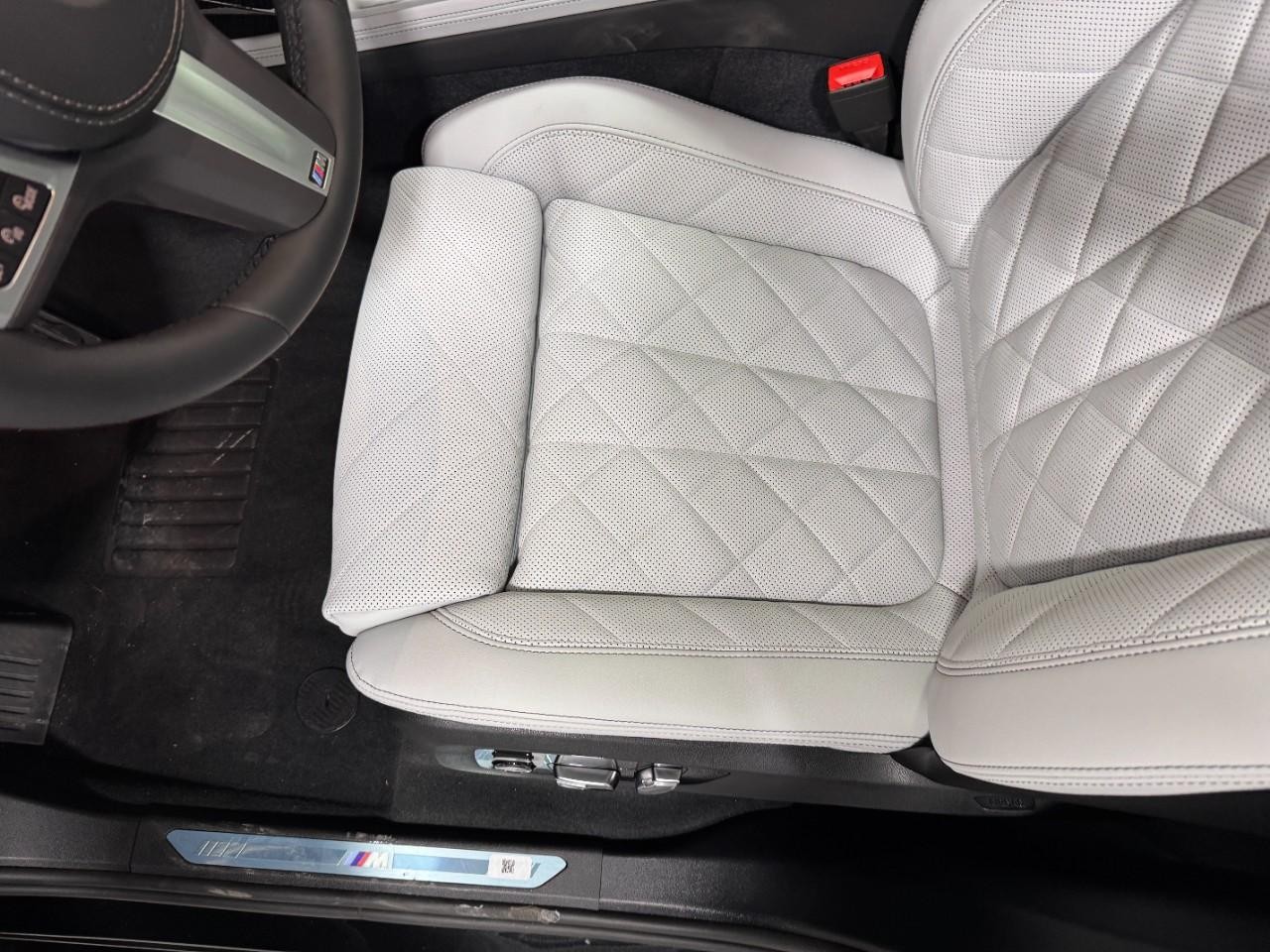 BMW X7 Vehicle Full-screen Gallery Image 31