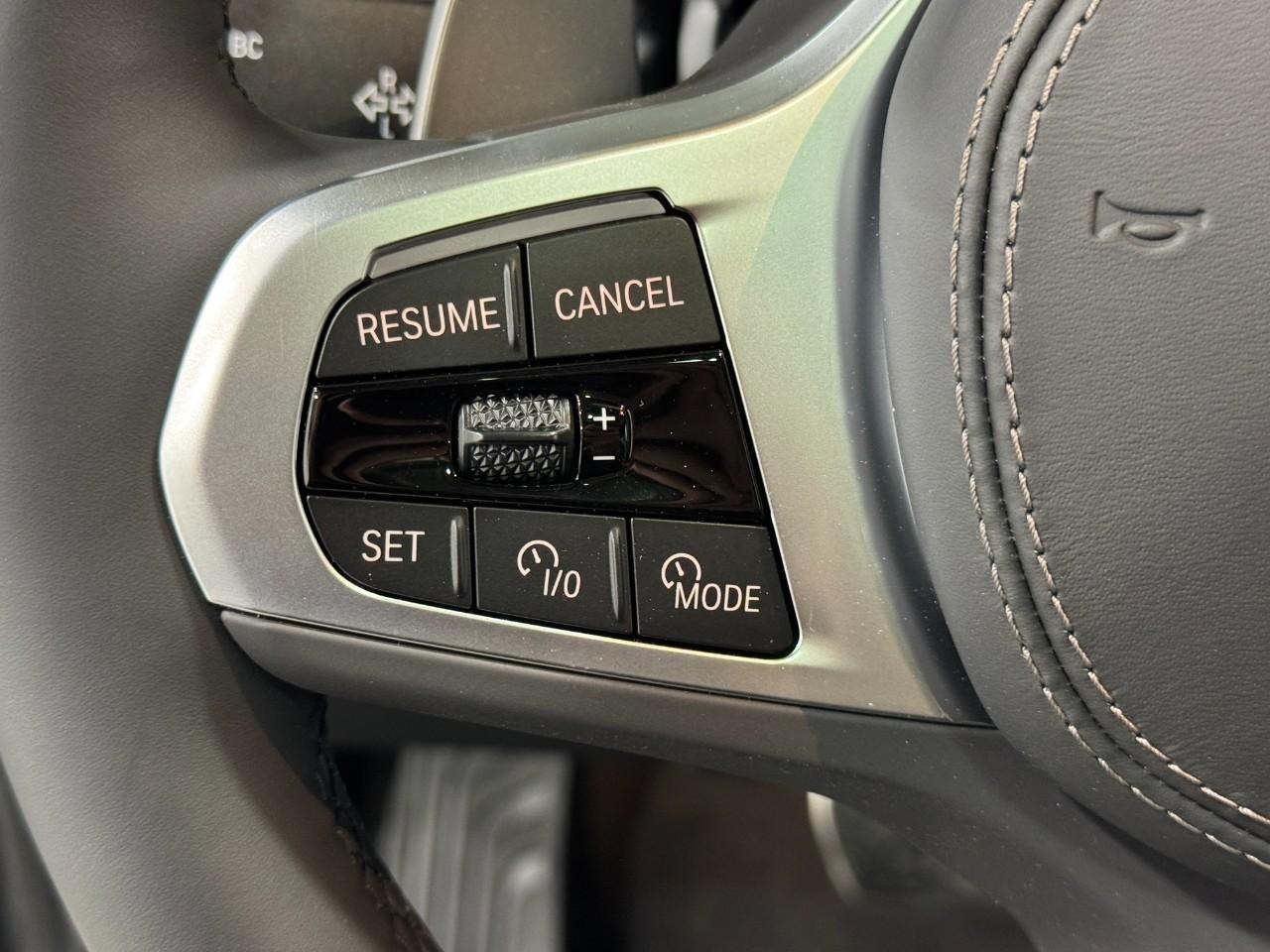 BMW X7 Vehicle Full-screen Gallery Image 34