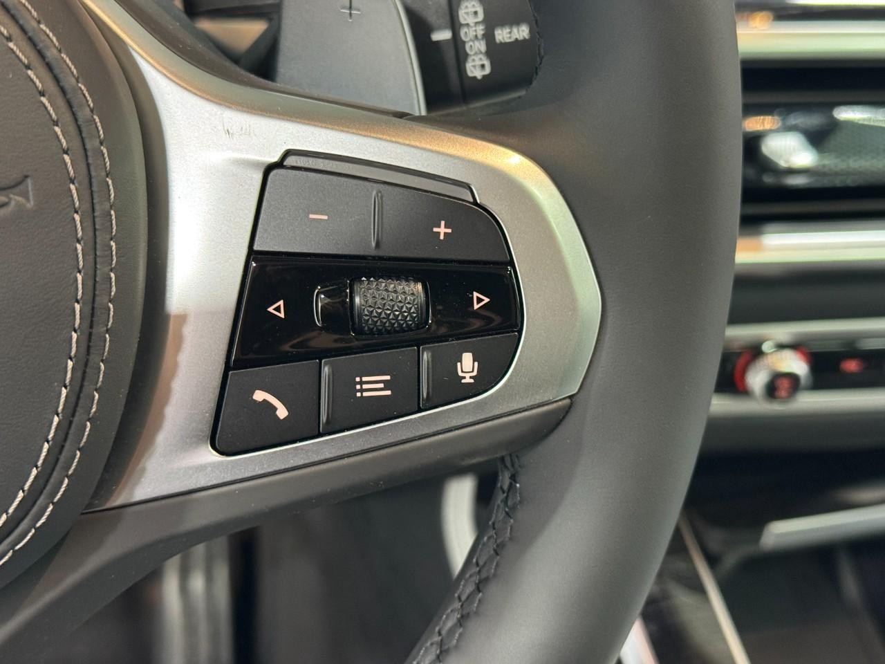 BMW X7 Vehicle Full-screen Gallery Image 35