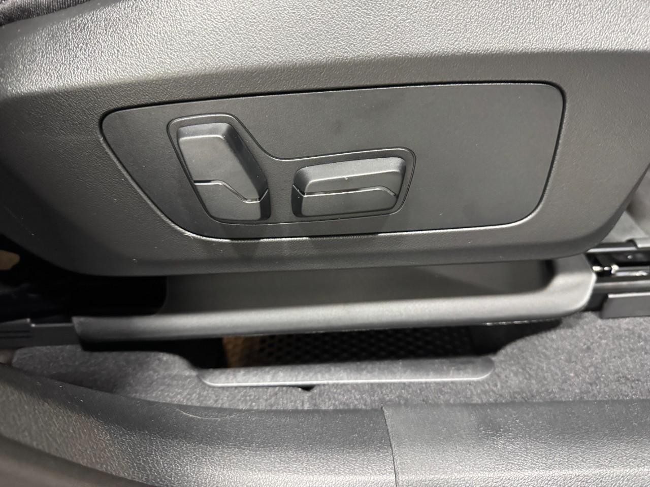 BMW X2 Vehicle Full-screen Gallery Image 19