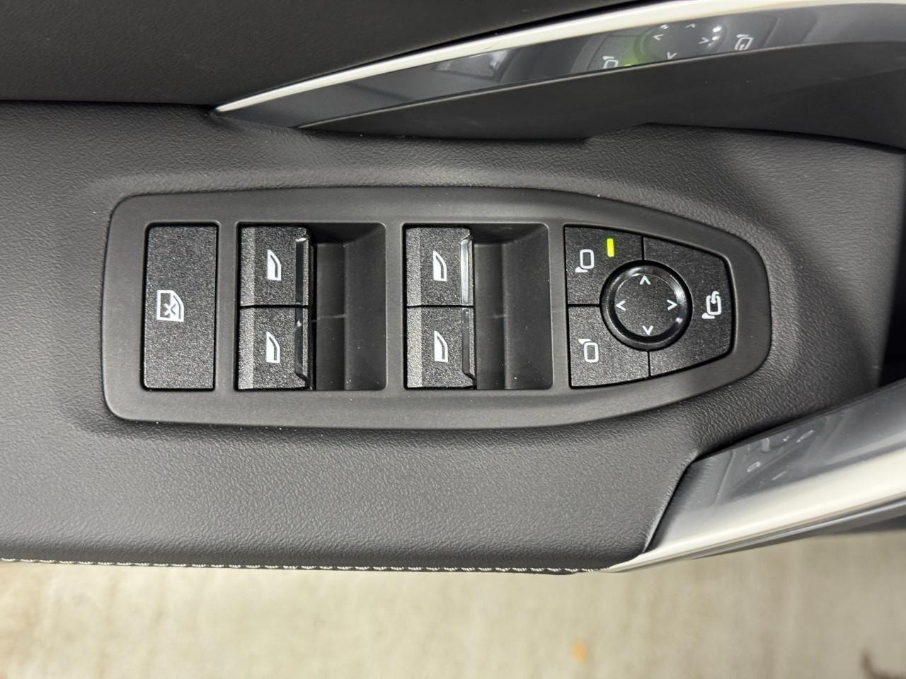 BMW X2 Vehicle Full-screen Gallery Image 23